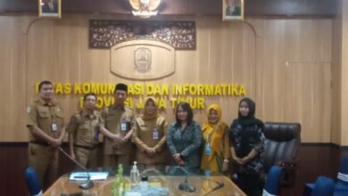 Kabid KP Diskominfo Jatim, Assyari (berkopyah hitam) saat berfoto bersama Kabid IKP dan Kehumasan Diskominfo Kaltim, di R. Argopuro, Lt. 2 Dinas Kominfo Jatim, Surabaya, Senin (3/4/2023).