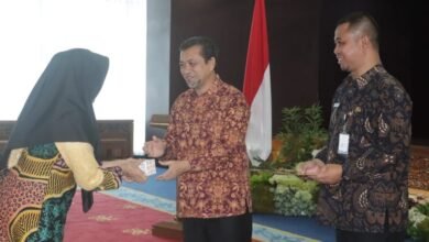 Wakit Gubernur Kaltim Hadi Mulyadi memberikan penghargaan kepada ASN berprestasi di Kantor Gubernur Kaltim pada Kamis (6/4/23). Dok. Diskominfo Kaltim