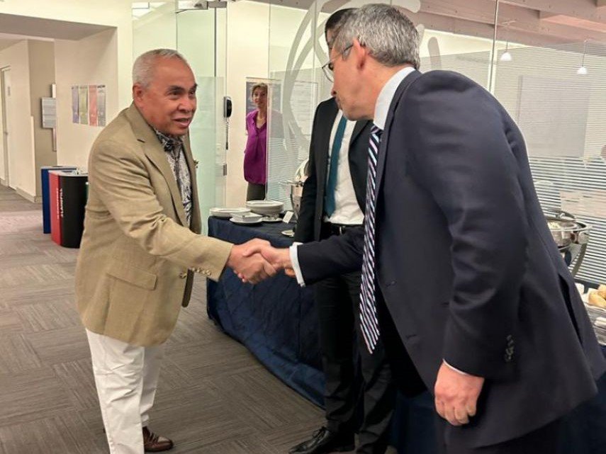 Gubernur Kaltim Isran Noor berjabat tangan dengan pejabat Bank Dunia