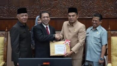 Wakil Gubernur Hadi Mulyadi (kanan) berjabat tangan dengan Ketua DPRD Kaltim Hasanuddin Mas'ud (kiri)