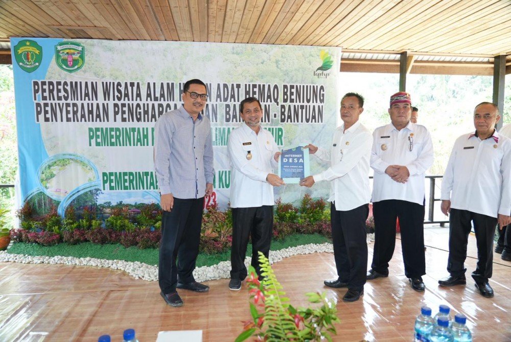 Kepada Diskominfo Kaltim, Muhammad Faisal (Kiri) mendampingi Wakil Gubernur Hadi Mulyadi menyerahkan simbolis bantuan.